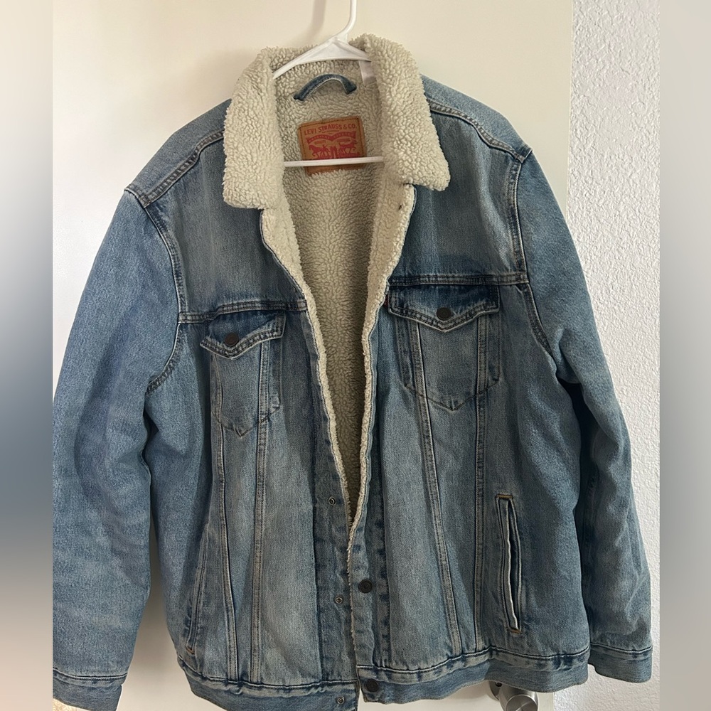 Levi's Men's Light Blue Denim Jacket with Cream Sherpa Lining